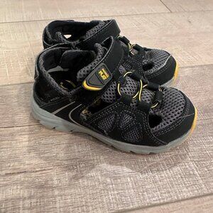 MADE 2 PLAY BOYS GREY SANDLE SHOES SIZE 8 M